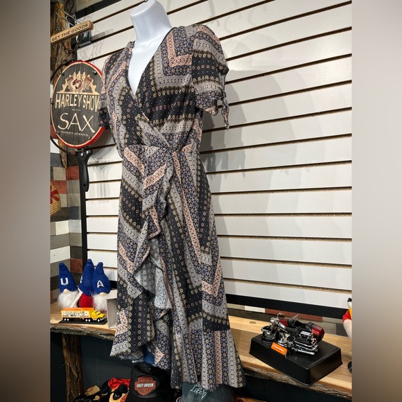 Jody wrap-style dress size medium - Picture 3 of 9